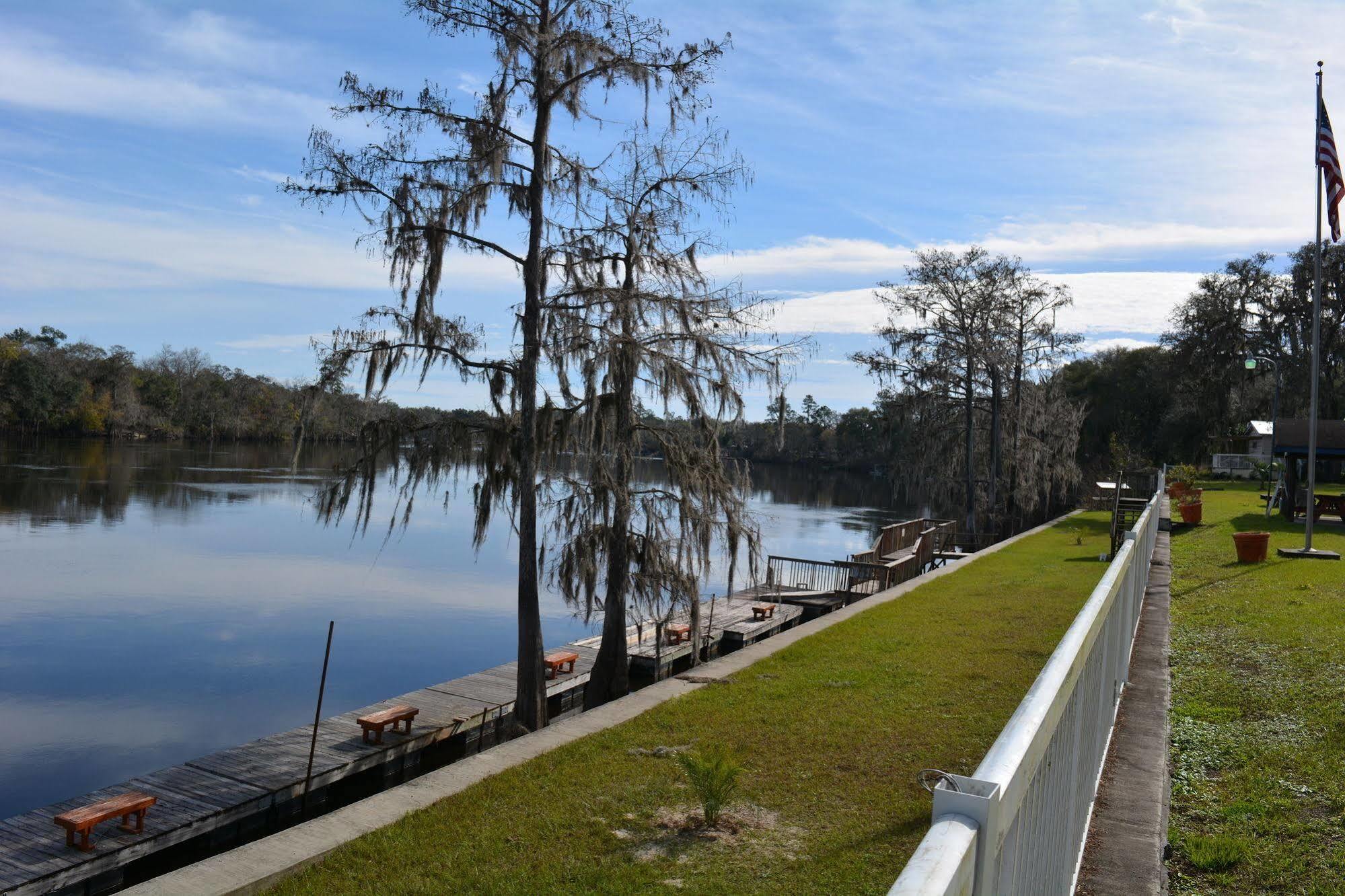 Отель Suwannee Gables Old Town Экстерьер фото